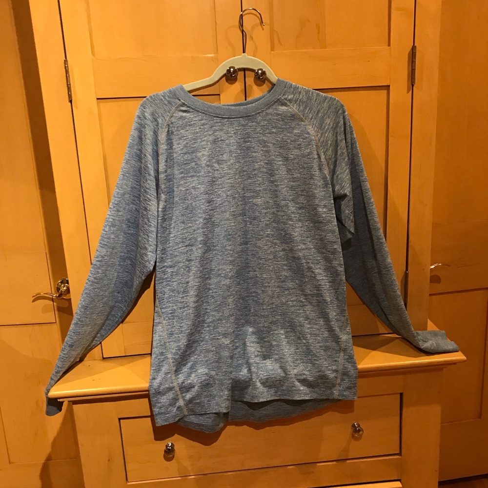 Men’s active top with blue specked fabric